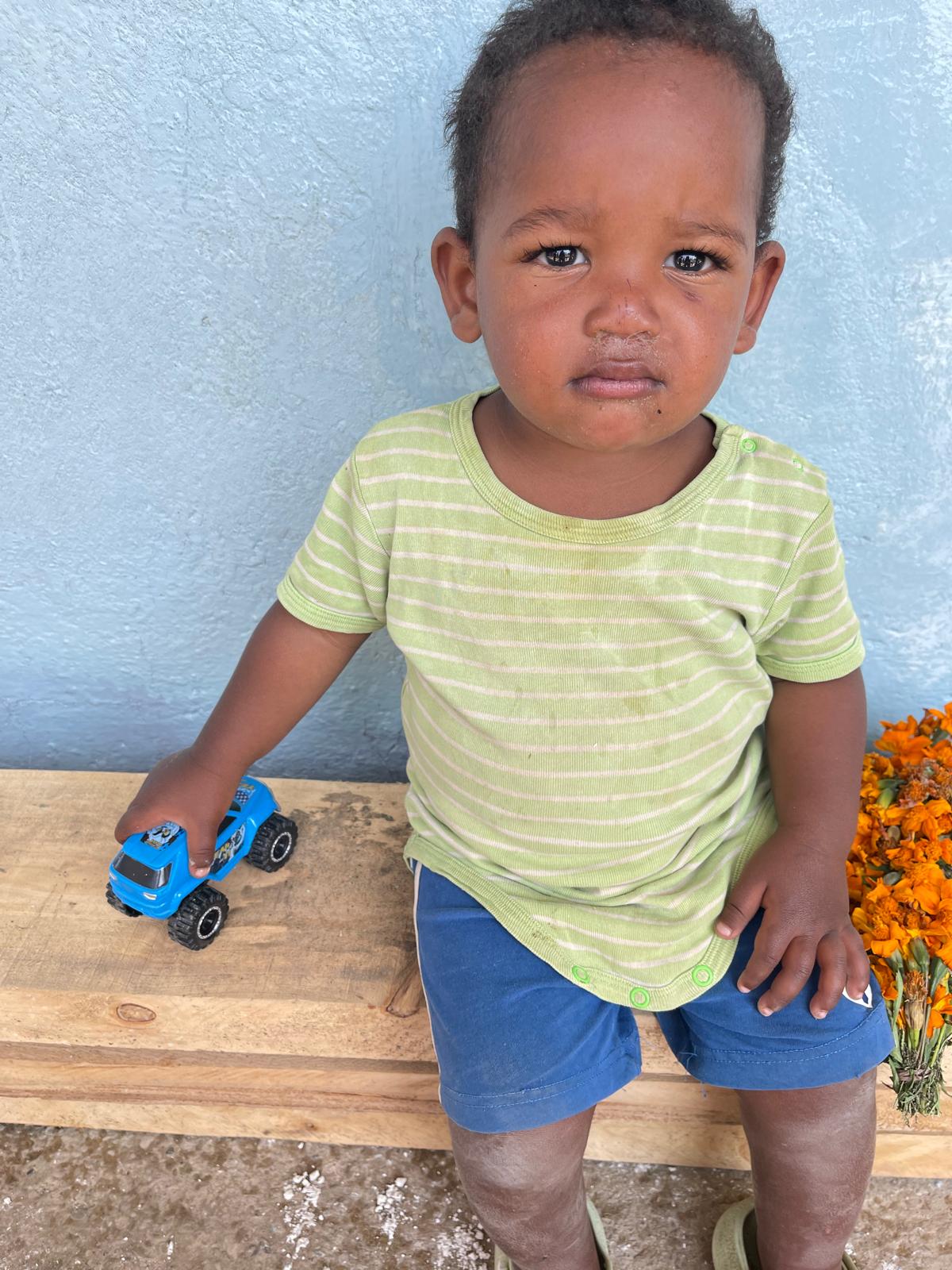 Mooses 1 v. Mooses löytyi vastasyntyneenä paperipussista kolmipyörätaksin kyydistä. Hänet tuotiin Bethel-kodille, jossa hän saa hyvää hoitoa. Mooses on todella kiltti ja helppohoitoinen vauva. Hän syö, seurustelee ja nukkuu, eikä juurikaan itke koskaan. Mooses kasvaa ja kehittyy hyvin.