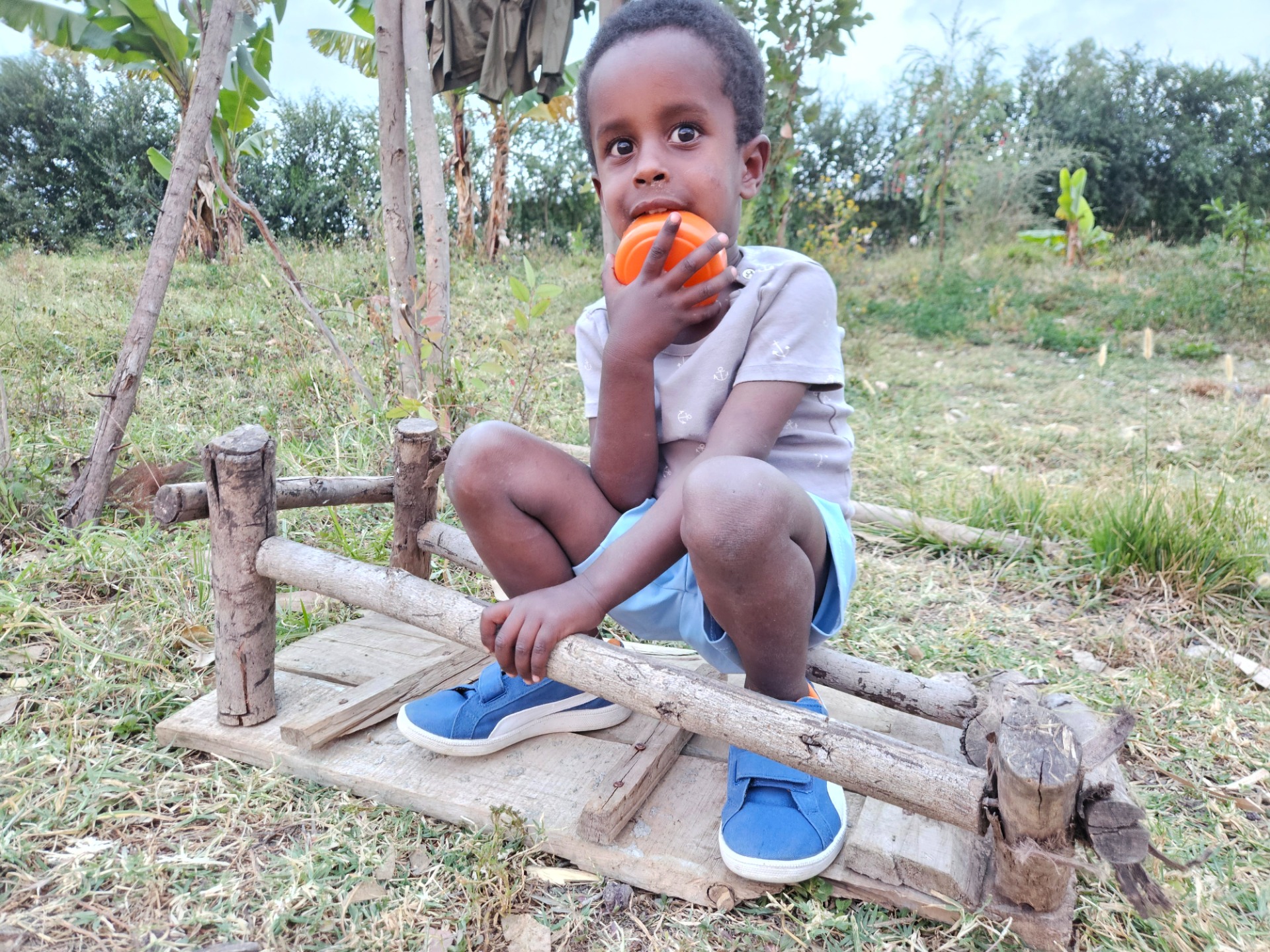 Finish 3 v. Finish oli pieni vauva, kun hänen äitinsä meni kauppaan ja pyysi ohikulkijaa pitelemään vauvaa hetken aikaa. Hänen äitinsä ei syystä tai toisesta koskaan hakenut vauvaa takaisin, joten Finish tuotiin orpokodille. Finish on luonteeltaan arka ja ujo. Häneltä vie aikaa ennen kuin hän uskaltaa tulla kontaktiin uusien ihmisten kanssa.