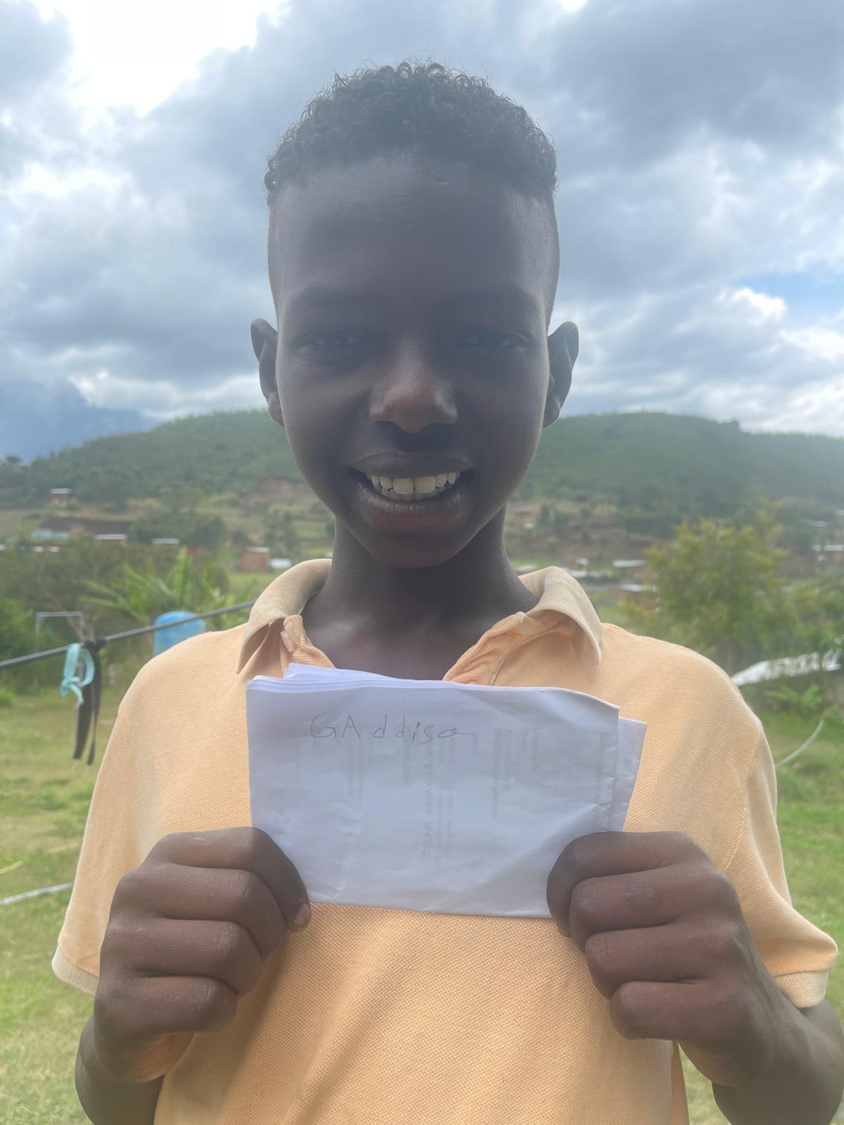 Gaddisa 14 v. Gaddisa on täysin orpo. Keskuksessa hän on ollut noin vuoden, Gaddisan toinen korva on kuuro. Hän joutui vanhempien kuoltua kadulle yhdessä veljensä kanssa. Kadulla vietetystä elämästä huolimatta keskuksessa Gaddisa on osoittautunut kiltiksi ja tunnolliseksi pojaksi ja hän on keskuksessa hyvin tykätty persoona. Gaddisa on neljännellä luokalla koulussa.