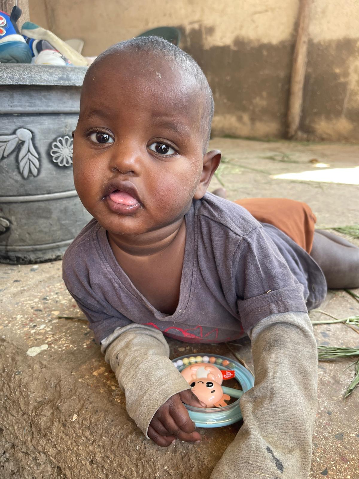 Ynama 1 v 4 kk. Ynama tuli keskukseen vastasyntyneenä yhdessä äitinsä kanssa, kun äiti pyysi paikkaa itselleen ja vauvalle. Yhtenä päivänä äiti oli kuitenkin lähtenyt ja jättänyt vauvan täysin yksin. Vauva oli todella pieni kokoinen, kenties keskosena syntynyt, nälkäinen ja kuoleman partaalla. Lapsi kiidätettiin sairaalahoitoon, jossa hänen eteensä tehtiin kaikki mahdolliset toimenpiteet. Tilanne oli toivoton ja lääkärit sanoivat lapsen menehtyvän. Kaikkien ihmeeksi Ynaman kunto koheni ja hän alkoi kasvamaan. Ynama tarvitsee ikäistään enemmän aktivointia, jolloin hän innostuu leikkimään ja hymyilee paljon, muutoin hän on melko passiivinen, tykkäisi istuskella tai makailla. Ymana osaa ryömiä, istuu tuettuna,mutta jaloilleen hän ei vielä ota.