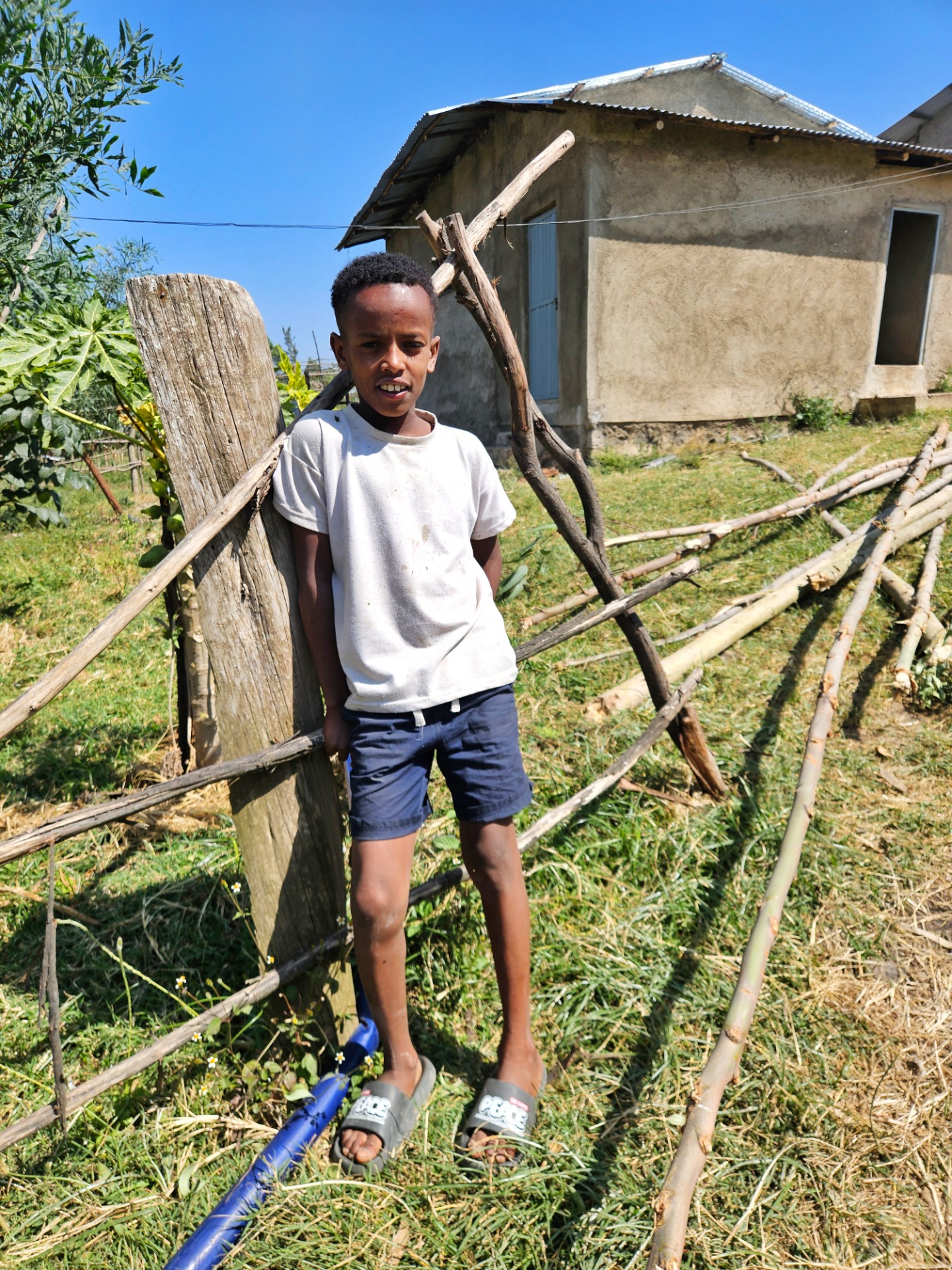 Jeremia (Jermu) 12 v. Jeremia tuli keskukseen 05/25. Hän on ikäisekseen hyvin pieni kokoinen, pitkään jatkuneen ravinnon puutteen vuoksi. Hän käy koulua 4lk:lla ja on ahkera poika tekemään töitä.