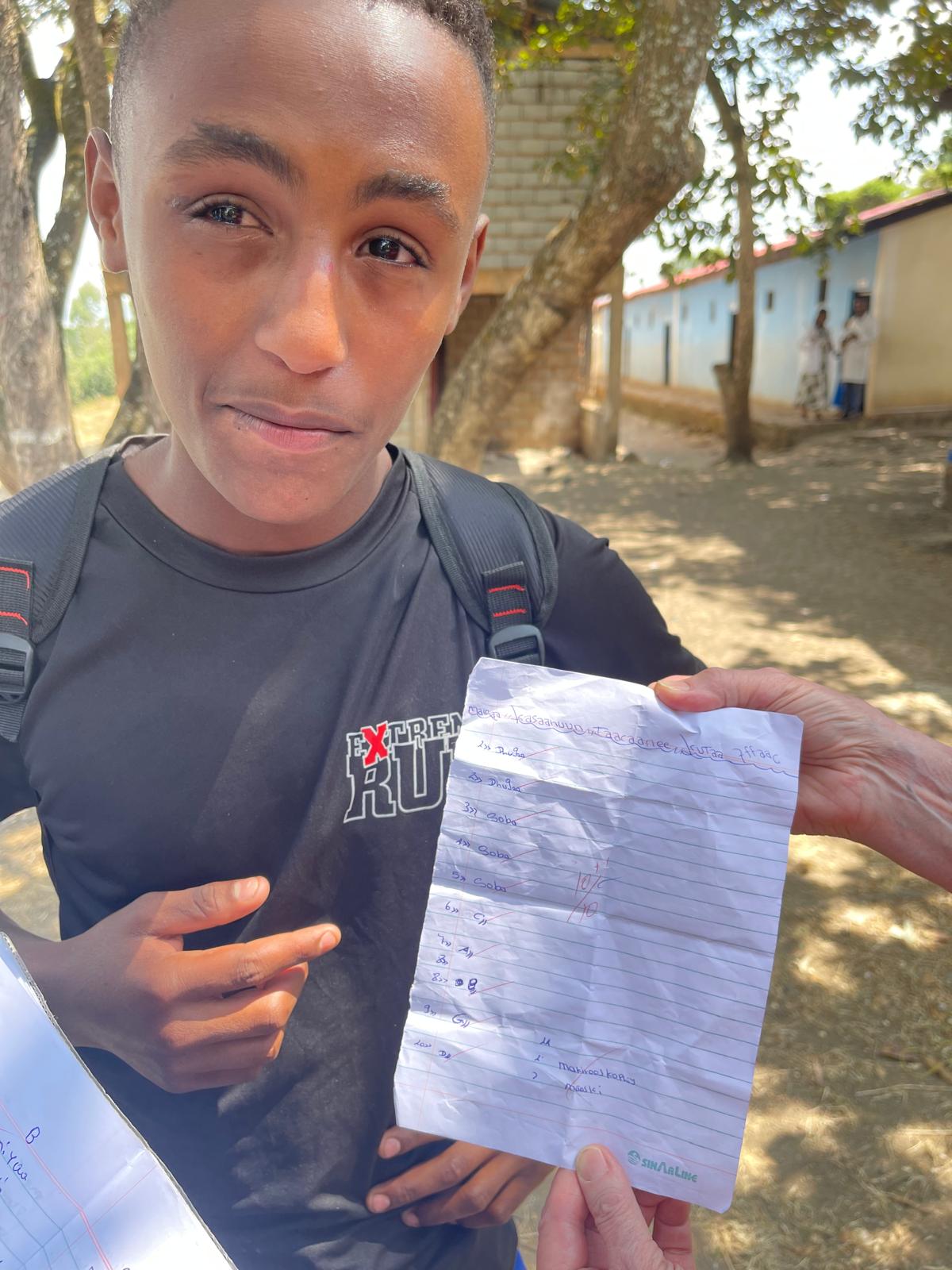 Casahuun 16 v. Casahuun on tullut keskukseen alkuvuodesta 2025 yhdessä ystävänsä kanssa. Kadulle hän joutui isän vaikean alkoholiongelman vuoksi. Äiti asuu toisessa kaupungissa, eikä myöskään voinut huolehtia pojasta. Kadulla Casahuun asui 4 kk. Casahuun on tunnollinen, oikeudenmukainen ja hyvä oppilas koulussa. Hän on tehnyt aina parhaansa muiden ja oman elämänsä eteen, hän pukeutuu siististi ja seurailee tilanteita ja puuttuu niihin, jos tilanne sitä vaatii. Kadulle jouduttuaan hän joutui keskeyttämään koulunkäynnin. Hän oli tuolloin 7 lk:lla. Bethel-keskuksella hän on jatkanut koulunkäyntiä. Keskuksessa hänelle on annettu luottotehtäviä ja hänelle maksetaan pientä korvausta vastuutehtävistä. Kadulla kauhein kokemus oli katuojissa nukkuminen, jossa oli aina väkivallan uhka. Poliisit häätivät heitä pois, vaikkei heillä ollut mitään muuta paikkaa missä olla. Casahuun haaveena on opiskella hyvin ja tulevaisuudessa auttaa muita vastaavassa tilanteessa olevia lapsia.