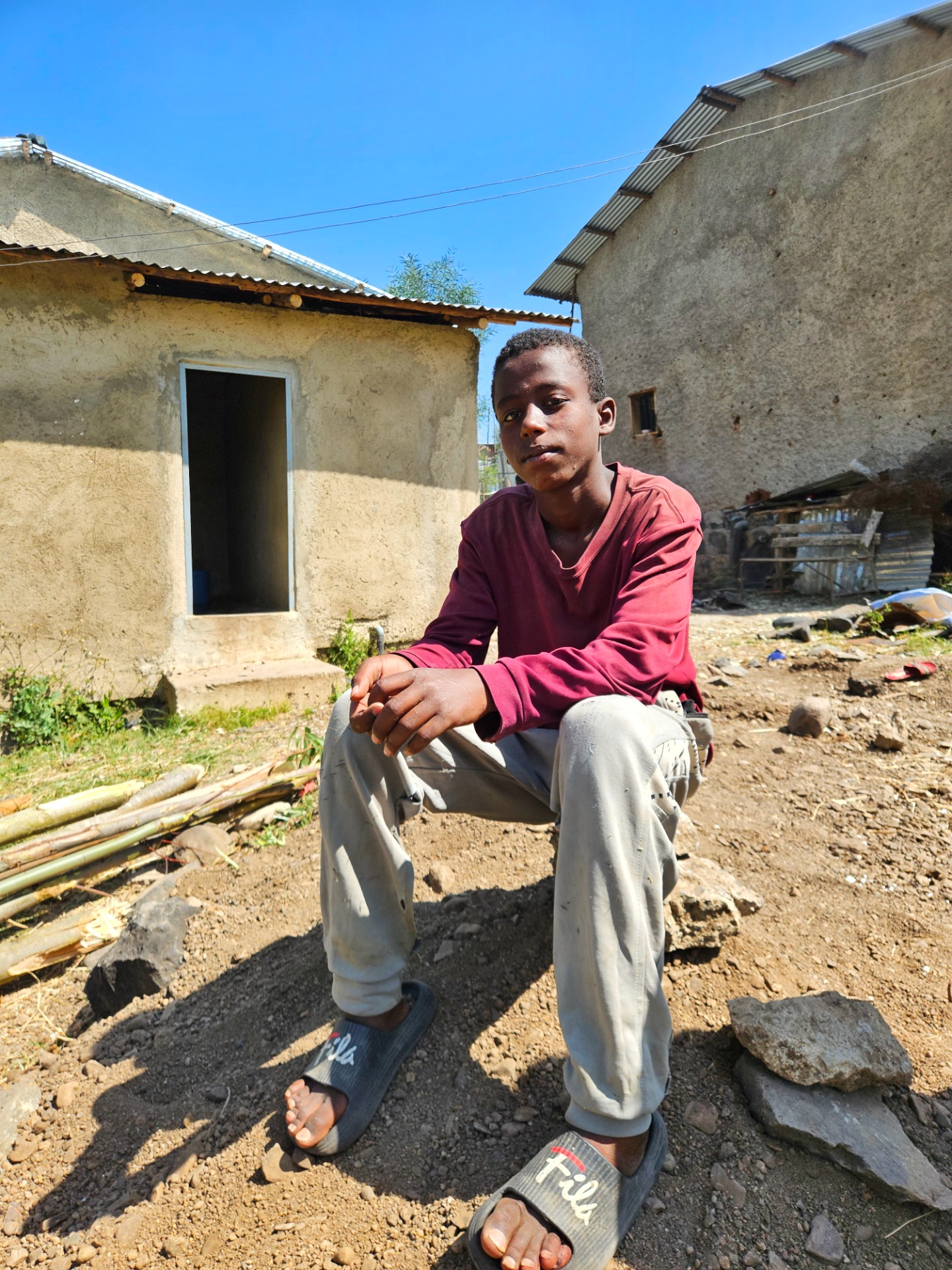 Rabra 14 v. Rabra on ollut keskuksessa noin 2-vuotta. Hän on huumorintajuinen ja ahkera, Rabra on kiinnostunut englannin opiskelusta ja hän harjoittelee vapaa-ajalla lauseita ulkoa koulukirjoista. 