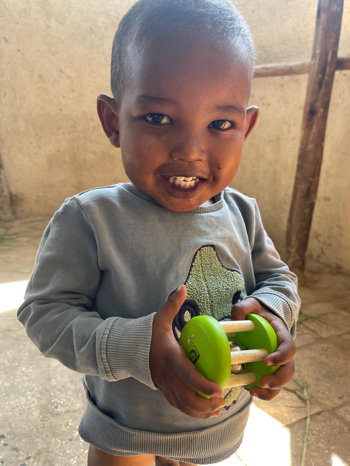 Rabira 1 v (lausutaan Rabra). Rabira tuli keskukseen poliisin saattelemana keväällä 2025. Hänen tarkkaa ikää ei tiedetä, hän on noin 2-vuotias. Hän asui mielenterveysongelmista kärsivän äidin kanssa ja oli jäänyt vaille kaikesta huomiosta ja huolenpidosta ja perustarpeista. Hän oli todella pienikssvuinen ja kehitys oli hyvin viiveinen, vuorovaikutus oli todella niukkaa, lapsi oli poissaoleva ja masentunut, eikä Rabira leikkinyt tai liikkunut juurikaan, vetäytyi omaan kuoreen ja hiljaisuuteen.   Keskuksessa ollessa Rabira on kehittynyt valtavasti, hän on oppinut kävelemään, hänelle on tullut hymy ja ilmeitä. Rabira hymyilee ja innostuu, kun hänen kanssaan viettää kahdestaan aikaa leikkien ja hän oppii asioita muita seuraillen ja yhdessä touhuten