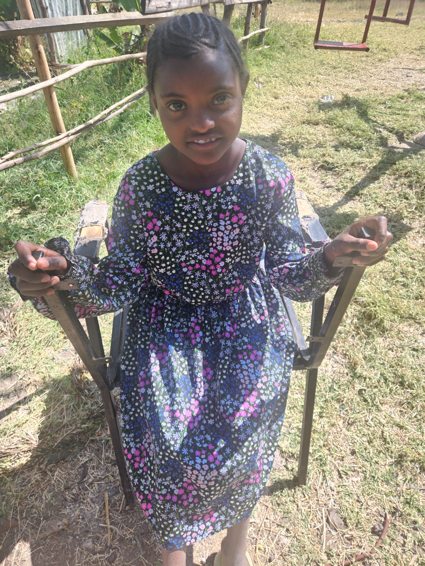 Opsi 7 v. Opsi on kahdeksan lapsisesta perheestä. Opsin perheessä oli köyhyyttä ja paljon väkivaltaa. Isä ja isommat veljet olivat hyvin väkivaltaisia muita kohtaan (Opsi koki perheessä seksuaalista väkivaltaa, mikä on myös melko yleistä varsinkin moniongelmaisissa, köyhissä perheissä). Opsi hymyilee paljon, mutta hymyn takana on pieni särkynyt tyttö, joka tarvitsee nyt erityisen paljon rukousta, aikaa ja rakkautta. Keskuksessa Hän auttaa pienissä kodin askareissa, mm. Kantaen astioita ja tiskaten.