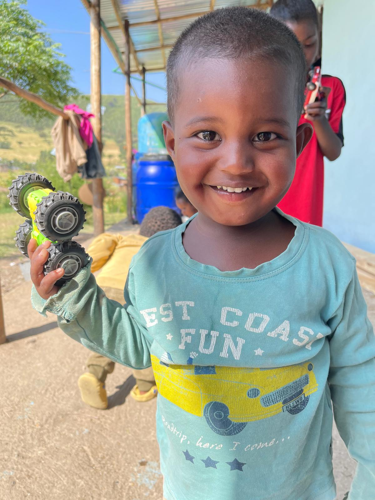 Bilisuma 2 v. Bilisuma löytyi vauvana Bethel-kodin portin eteen jätettynä yhdessä toisen vauvan kanssa. Bethel-kodilla ei tuolloin ollut tilaa kuin yhdelle lapselle, mutta onneksi toiselle lapselle löydettiin paikka perheestä ja Bilisuma sai jäädä asumaan Bethel-kodille. Bilisuman motorinen kehitys on ollut hidasta. Hän on arka ja tarvitsee rohkaisua ja neuvoja, jotta uskaltaa lähteä tutustumaan maailmaan. Hän on äärimmäisen suloinen ja kiltti poika.