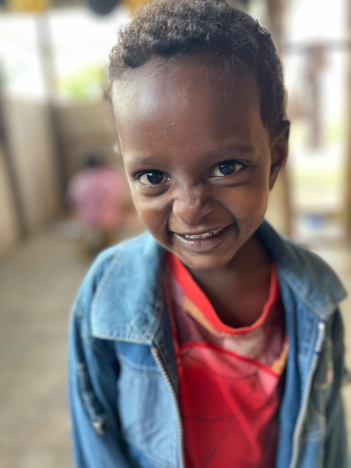 Markus 2 v. Markus löydettiin noin yhden viikon ikäisenä kadulta. Markus oli todella alipainoinen ja huonokuntoinen vauva. Markus oli pitkään sairaalahoidossa, ja hän oli kaksi kertaa vaarassa kuolla. Ihmeen kaupalla Markus jäi henkiin. Hän painoi tuolloin vain kaksi kiloa. Markus on toimelias ja hyvin kehittynyt pieni mies.