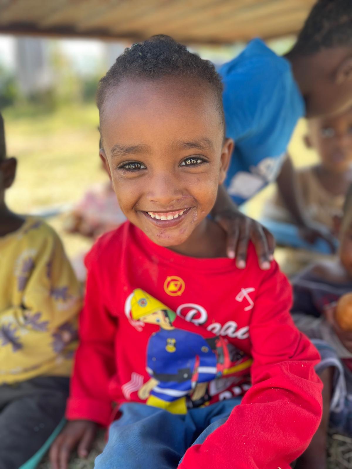 Callaa 5 v. Caallaa tuli keskukseen yhdessä isänsä kanssa alkuvuodesta 2025. Caallaa oli vähän aikaisemmin menettänyt äitinsä sisällissodassa, eikä heillä ollut kotia. Isä tuli kysymään Bethel- kodilta itselleen töitä. Hänet otettiin keskukseen puutarhuriksi, isällä ja pojalla on keskuksessa oma pieni mökki, jossa asuvat yhdessä, he ruokailevat yhdessä keskuksen poikien kanssa. Keskukseen tullessa Caallaa oli hyvin arka, seuraili muiden touhuja, mutta ei yhtynyt lasten leikkeihin, touhusi paljon isän läheisyydessä auttaen puutarhatöissä. Nyt puoli vuotta myöhemmin hän on avoimempi, hymyilee paljon, leikkii muiden lasten mukana.