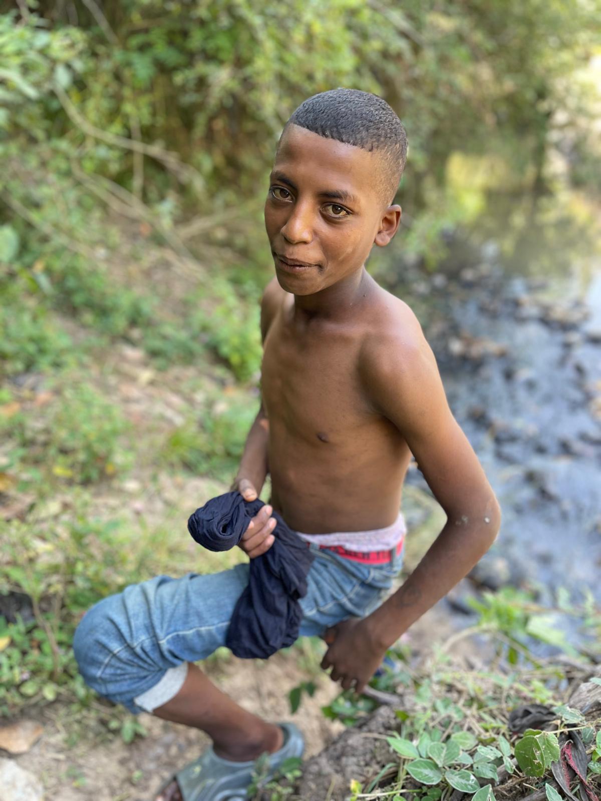 Moti 14 v. Moti asui kadulla 8 vuotta. Äitiä hän ei ole tavannut koskaan. Moti asui varhaislapsuutensa isänsä kanssa, mutta isä joutui vankilaan Motin ollessa alle 6-vuotias ja poika joutui selviytymään omin avuin kadulla pitkät 8 vuotta. Tästä huolimatta Moti on iloinen poika, hän käy nyt koulua ja työskentelee ahkerasti muiden tavoin keskuksen tehtävissä. Hän harrastaa itsepuolustusta ja on ketterä tekemään erilaisia hyppyjä