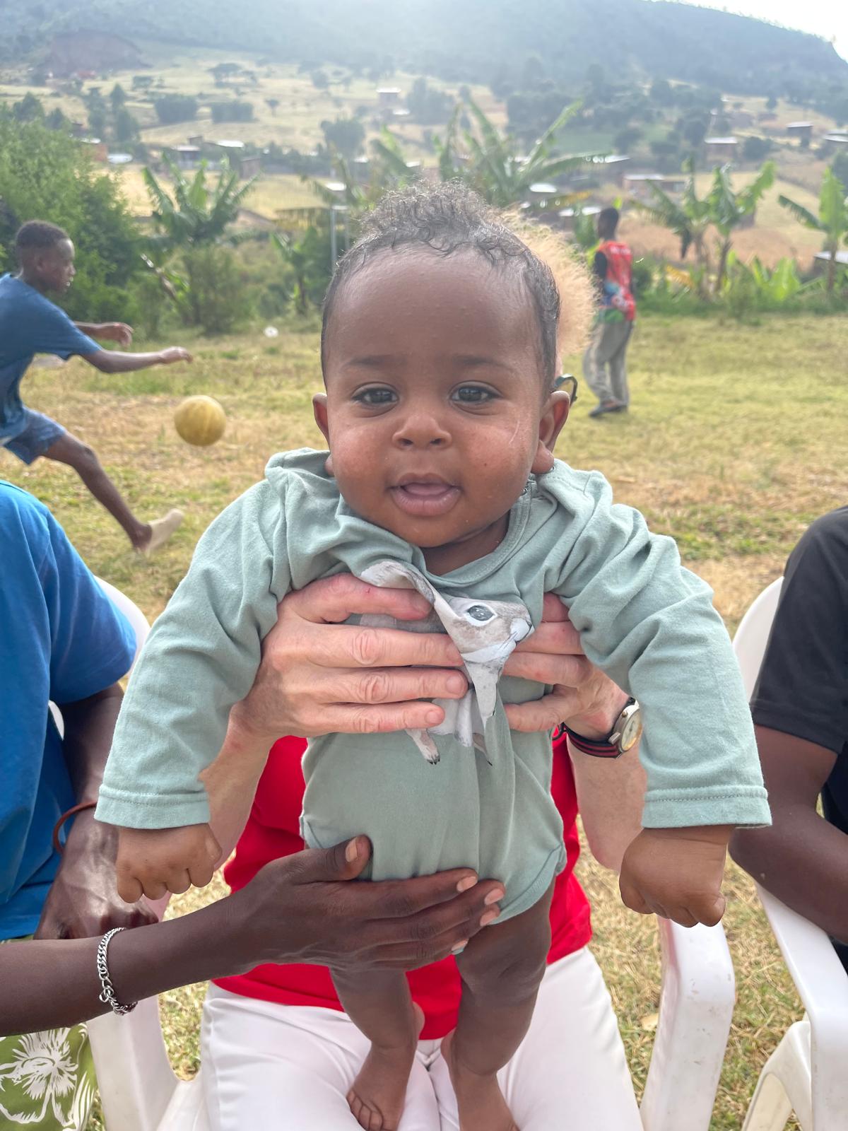David. David on pieni poika, joka tuli keskukseen 09/25 ollessaan noin 2kk ikäinen. Hänet oli hylätty kirkon penkkiin, josta poliisi toimitti hänet keskukseen. David on kehittynyt ikätasoisesti, hän seuraa katseella, jokeltelee, hakee vuorovaikutusta, hän kääntyilee omatoimisesti ja jalat ovat hyvin topakat.