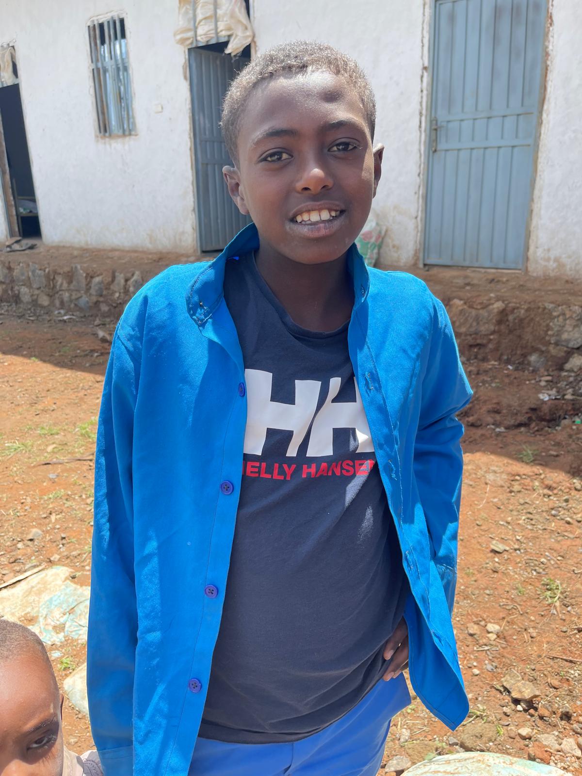 Caallaa 15 v. Hänen äitinsä on hyvin köyhä, isä alkoholisti ja isä heitti pojan kadulle, pojan ollessa alle 10-vuotias. Kadulla hän joutui selviytymään 5 vuotta, ennen kuin pääsi turvaan Bethel-keskukseen. Kadulla ollessaan Caallaa työskenteli tehden kenkien kiillotusta ja mitä vain keksi elantonsa eteen, jottei tarvitsisi varastaa ruokaa. Elämä kadulla oli äärimmäisen rankkaa ja ruoasta aina puute. Hän päätti lähteä kaverin kanssa Addis Abebaan kävellen, jossa olisi paremmat mahdollisuudet työllistyä. He pääsivät yli 100 km kävellen, kun huomasivat olevansa aivan loppu matkanteosta. He löysivät ravintolan roskiksesta ruokaa, josta joutuivat maksamaan ravintolan pitäjälle. Poliisit puuttuivat kuitenkin poikien yritykseen päästä Addis Abebaan ja käännyttivät pohat takaisin Amboon. Bethel-keskuksesta Caallaa oli kuullut, kun keskuksessa oli aiemmin pidetty hyväntekeväisyys ruokailuja kodittomille, joihin myös Caallaa oli osallistunut. Tämän matkan jälkeen Caallaa tuli portille kysymään paikkaa päästä asumaan Bethel-keskukseen. Caallaa on todella herkkä, iloinen, hymyilevä ja kiltti poika, joka laulaa kauniilla äänellä Jumalaa ylistäen. Hän on ollut keskuksessa nyt (11/25) noin 1,5 vuotta, eikä hän halua joutua enää takaisin kadulle.