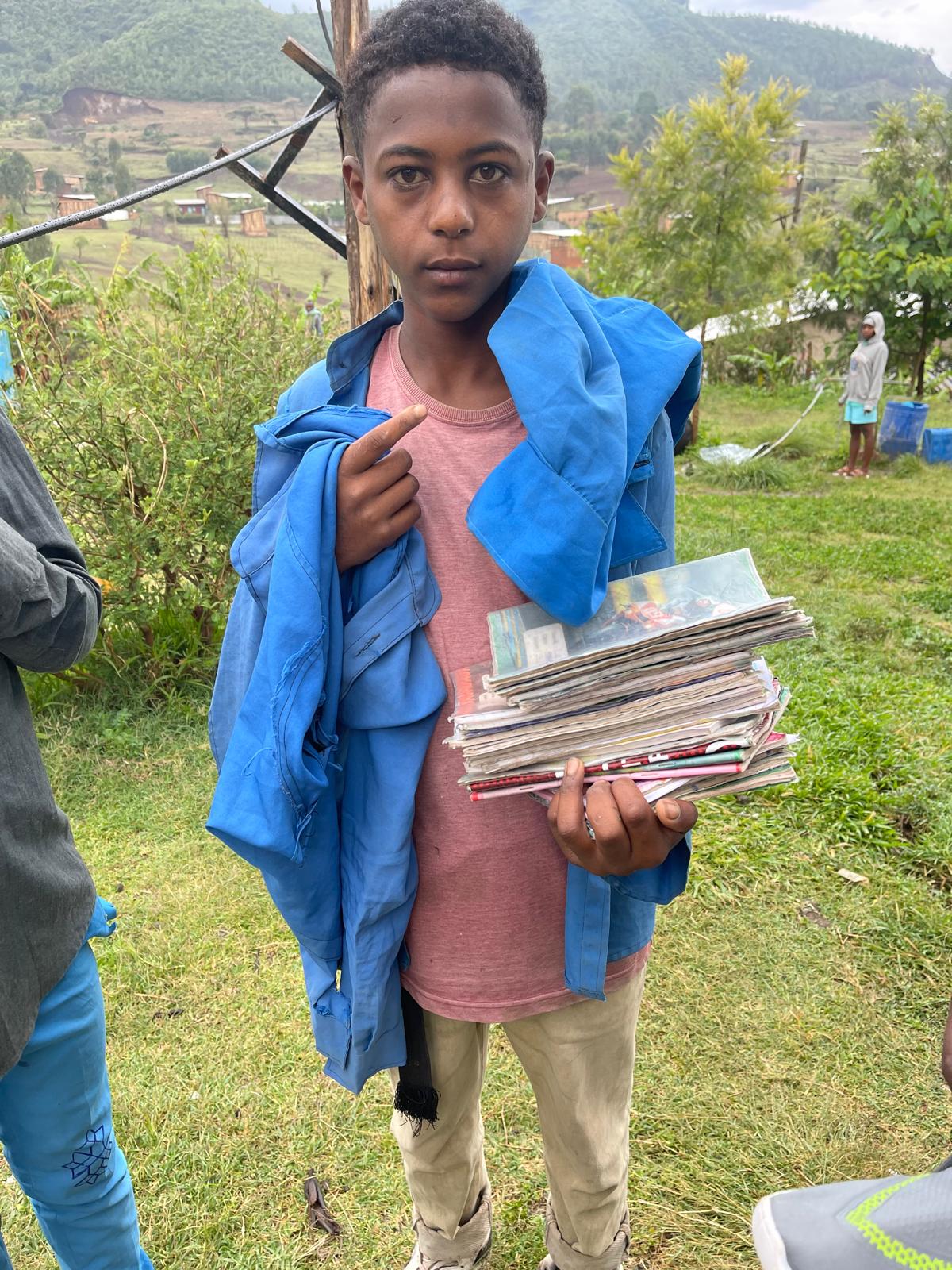 Robera 13 v. Robera on ollut keskuksessa noin 9 kk. Kadulla hän asui noin 5 kk. Elämä kadulla oli kovaa. Robera vanhemmat syyttivät Roberaa perheen kanan ja kukon varastamisesta ja myymisestä ja laittoivat pojan kadulle. Vanhemmat työskentelevät ajoittain, mutta rahasta ja ravinnosta on aina puutetta. Kadulla olon aikana vanhemmat eivät kertaakaan tulleet etsimään poikaa tai kyselleet hänen peräänsä. Keskukseen pääseminen on tuonut Roberan elämään turvaa ja hän on saanut jatkaa koulua 4:llä luokalla ja oppia paljon elämään ja työhön liittyviä asioita.