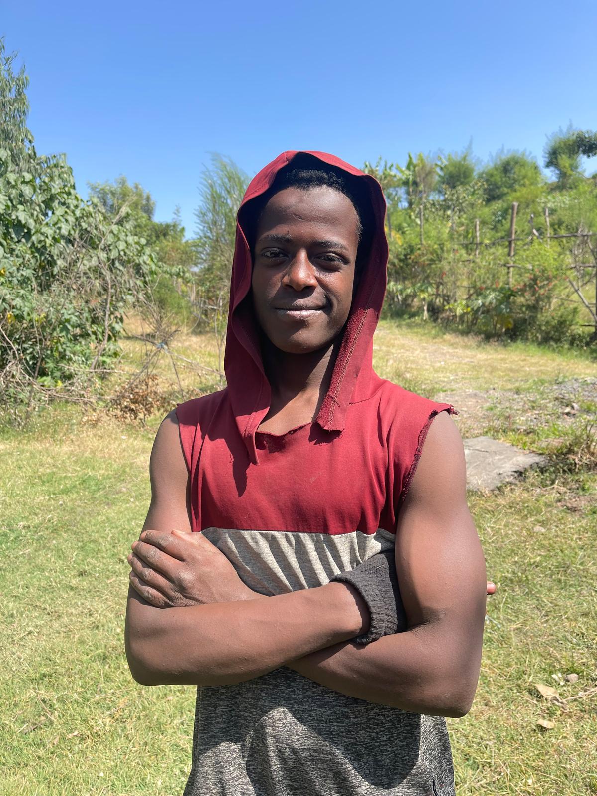 Abdii. Abdii on 15-vuotias poika, joka on tullut keskukseen alkuvuodesta 2025 yhdessä ystävänsä kanssa. Kadulla Abdii asui 2-vuotta isän vaikean aggressiivisen käyttäytymisen vuoksi, väkivalta kohdistui äitiin ja lapsiin. Alkoholiongelman vuoksi isä ei myöskään voinut elättää perhettä. Abdii koki, että lähdettävä kadulle, jotta selviää elämästä hengissä. Kadulla ollessaan hän jatkoi koulunkäyntiä 6lk:lla. Kokemus kadulta on rankka, he nukkuivat likaisissa ja turvattomissa katuojissa, söivät ruokaa roskiksista, mitä ikinä löysivätkään. Kadulla helposti syntyy addiktiot alkoholiin ja tupakkaan ja muihin päihdyttäviin aineisiin. Abdii sanoo, ettei voi koskaan unohtaa kokemuksia, joita joutui kokemaan kadulla, kun hän vertaa sitä elämänsä Bethel-keskuksella. Keskuksessa on rauhallista, on ruokaa, on sänky jossa nukkua, voi käydä koulua.