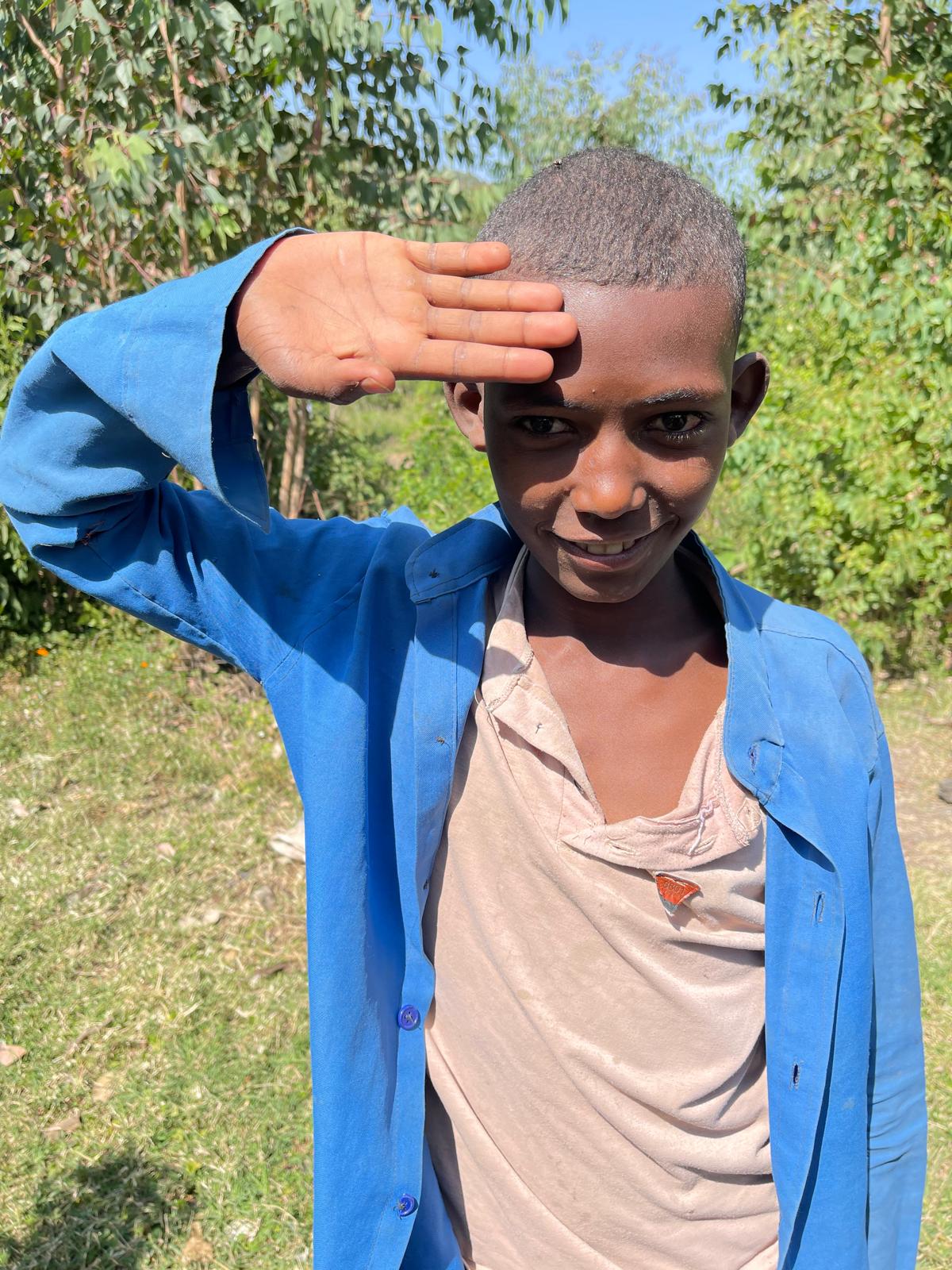 Amanuel. Amanuel on 10-vuotias poika, joka on tullut Bethel-keskukseen alkuvuodesta 2025. Hän opiskelee 4lk:lla, koulua käydään kahdessa vuorossa, Amanuel menee kouluun iltapäivisin ja tekee töitä keskuksella aamupäivät. Hiljattain on huomattu, että hänellä on ongelmia näön kanssa, joka hankaloittaa opiskelua. Asiaa tutkitaan.