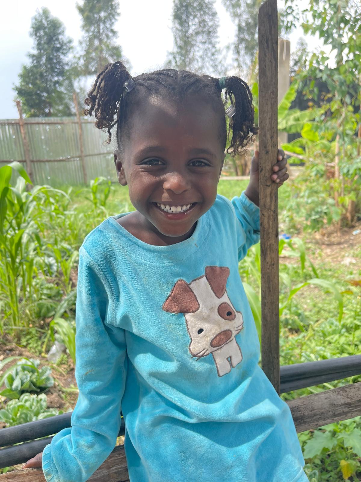 Ambo 4 v. Ambolla on kaksoissisko Salam. Heidän äitinsä hylkäsi heidät kolmen kuukauden ikäisinä kadulle. Lapsille yritettiin etsiä aluksi perhettä, mutta kaksosille perheen löytäminen on entistäkin vaikeampaa köyhissä oloissa. Ambo on määrätietoinen ja hieman siskoaan ujompi. Ambo tarkoittaa armoa.